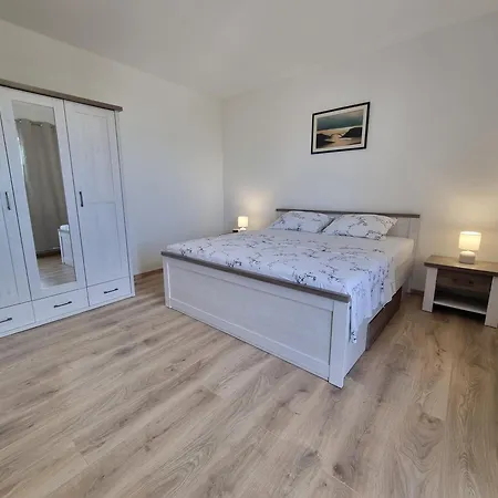 Bozena With Balcony And Sea View Apartman